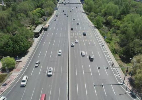 冰城交警全力推進硬隔離交通設(shè)施建設(shè) 重點路段事故率顯著下降20%